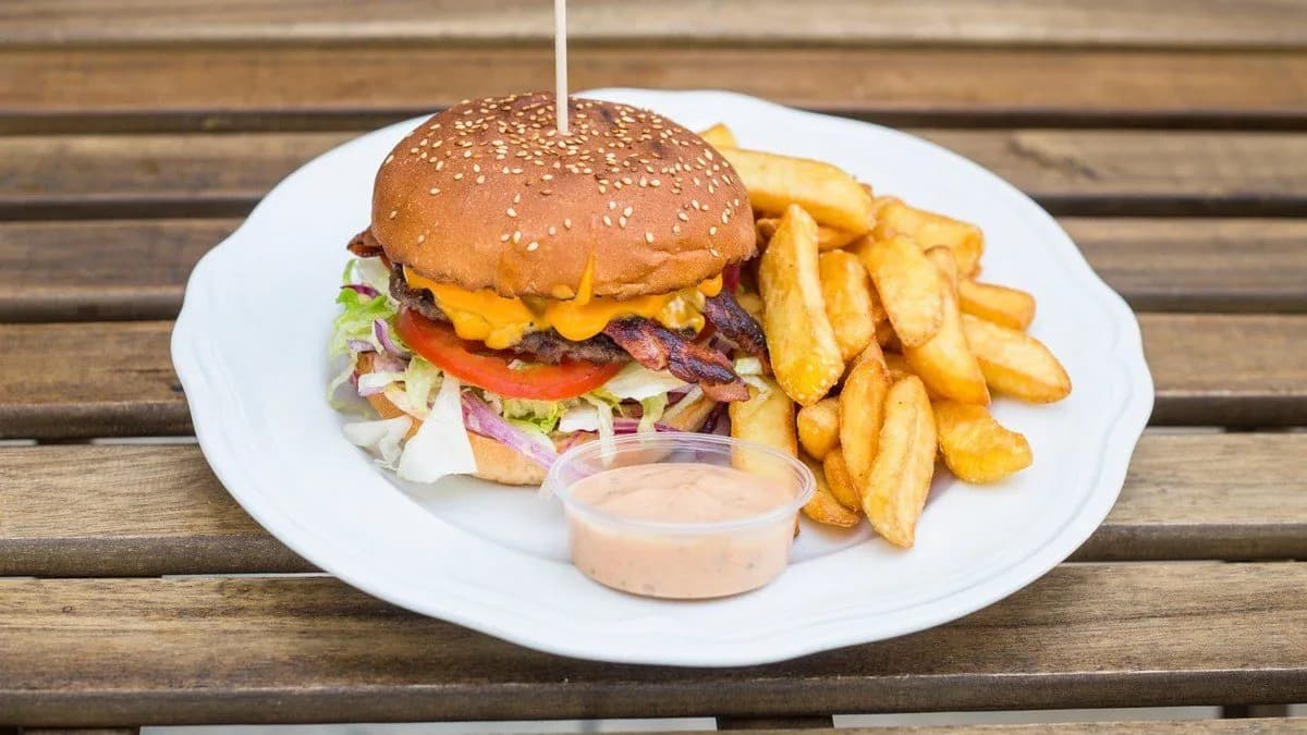 Churchill burger sült burgonyával