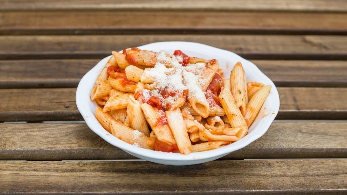 Olasz paradicsomos penne parmezán sajttal