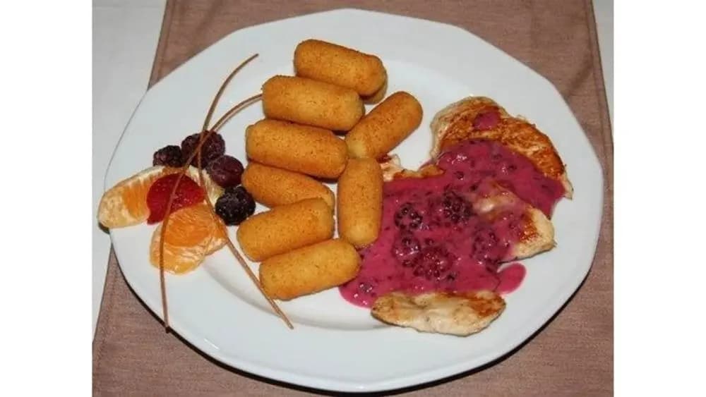 Natúr csirkemell erdei gyümölcsmártással