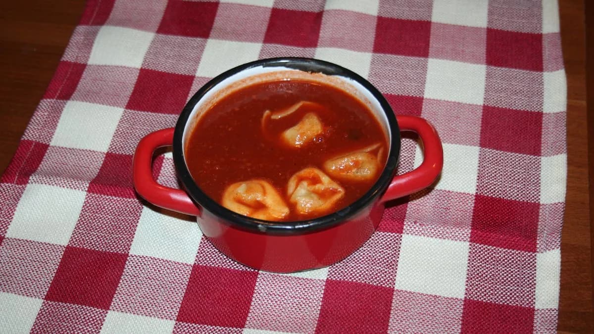 Paradicsomleves mozzarella golyóval