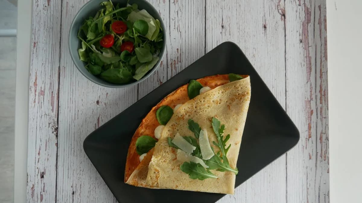 Toszkán pestos óriáspalacsinta friss kevert salátával