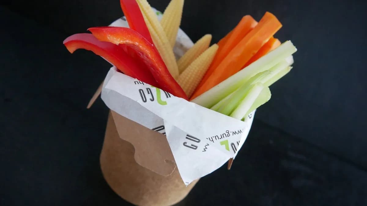 Friss zöldség ropogtatós mexikói mártogatóssal cheddar sajtszósszal