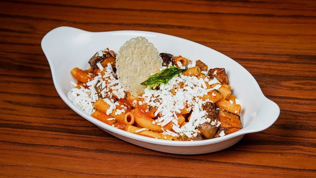 Pasta alla Norma - salsa, melanzane, julienne di ricotta siciliana, basilico