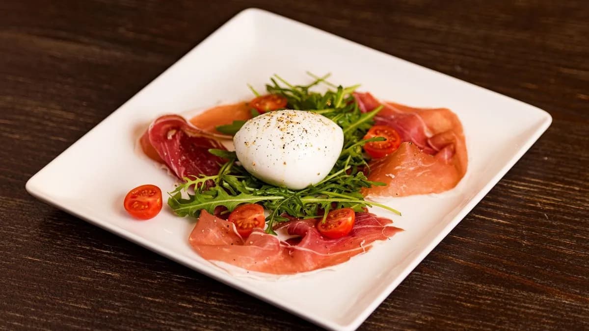 Bufala Campana DOP con datterino IGP, rucola e San Deniele