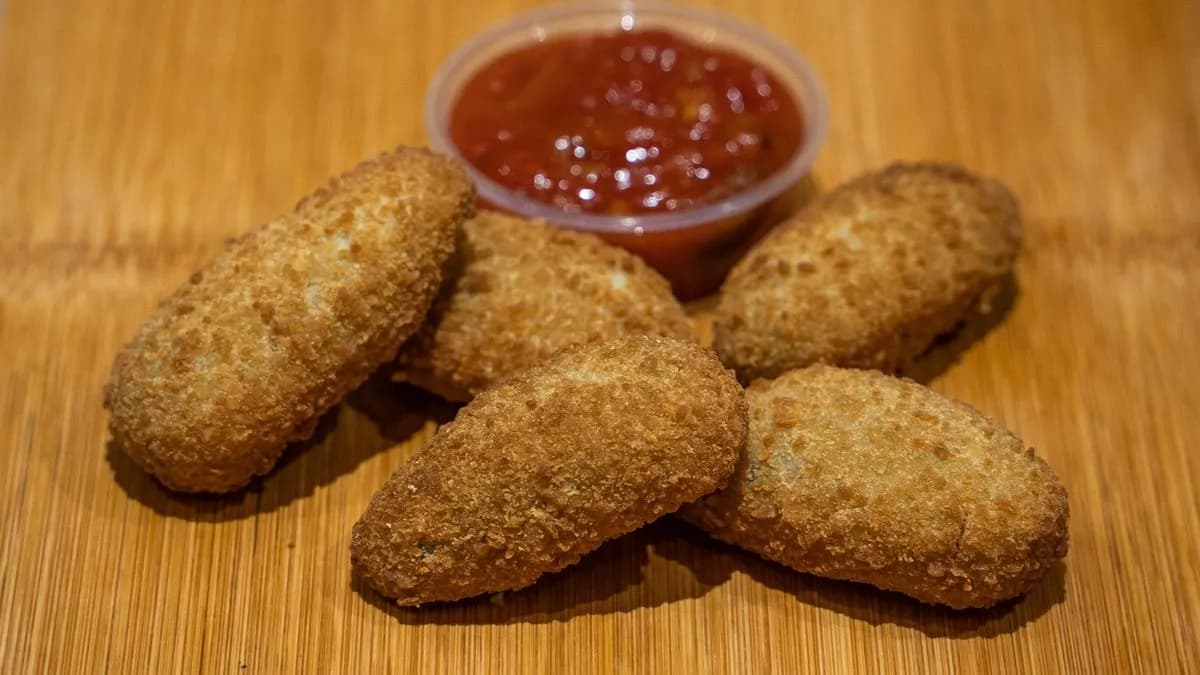 Jalapeno poppers nachos ágyon salsa szósszal