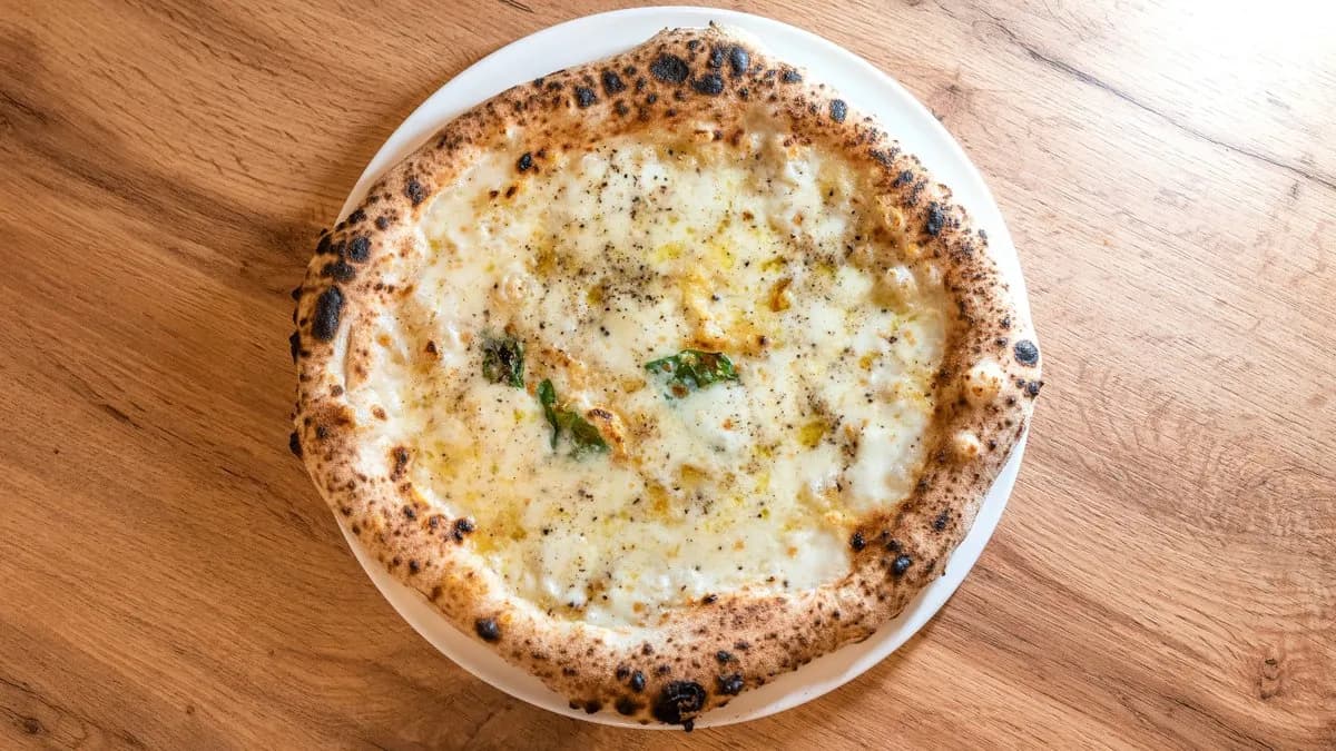 Cacio e pepe pizza
