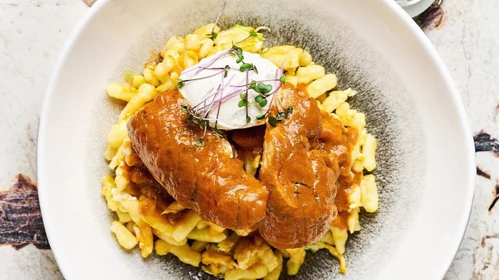 Csirkepaprikás , tojásos galuska, tejföl, paradicsom saláta