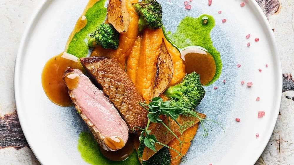 Rozé kacsamell, körte kompót, édesburgonyakrém, égetett brokkoli