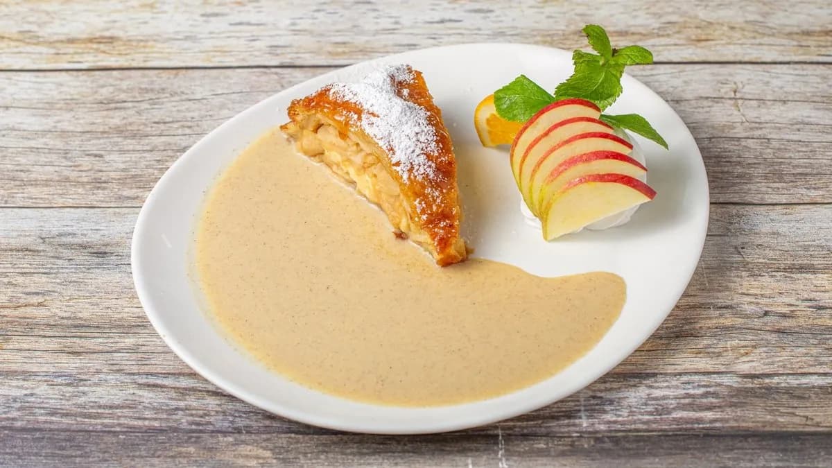 Bajor almás rétes, fahéjas vaníliamártás