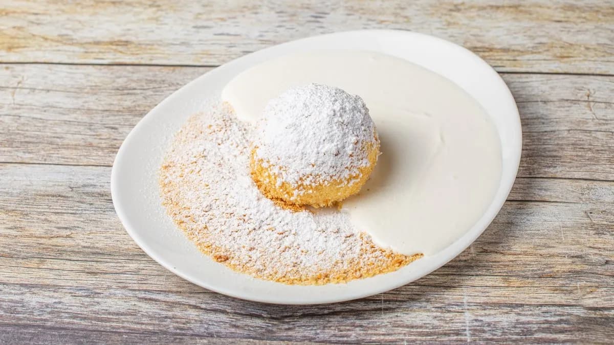 Óriás túrógombóc, tejföl, édes morzsa