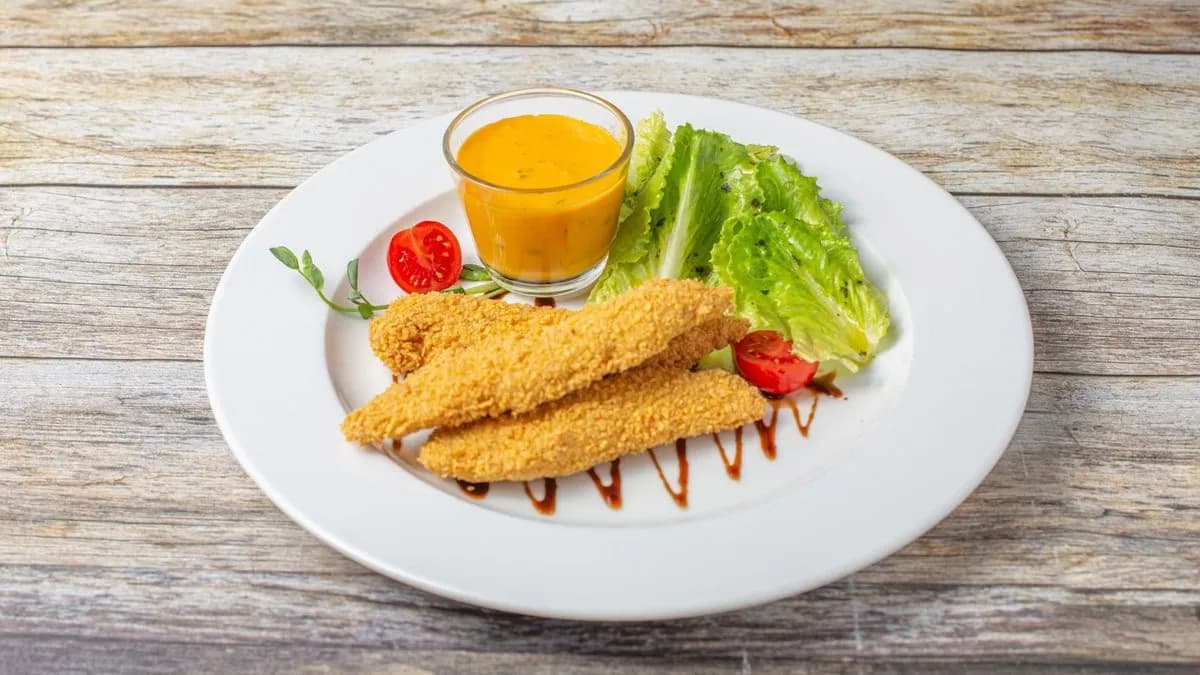 Jércefalatok ropogós bundában sütve, jalapenos cheddar sajtkrém, római saláta