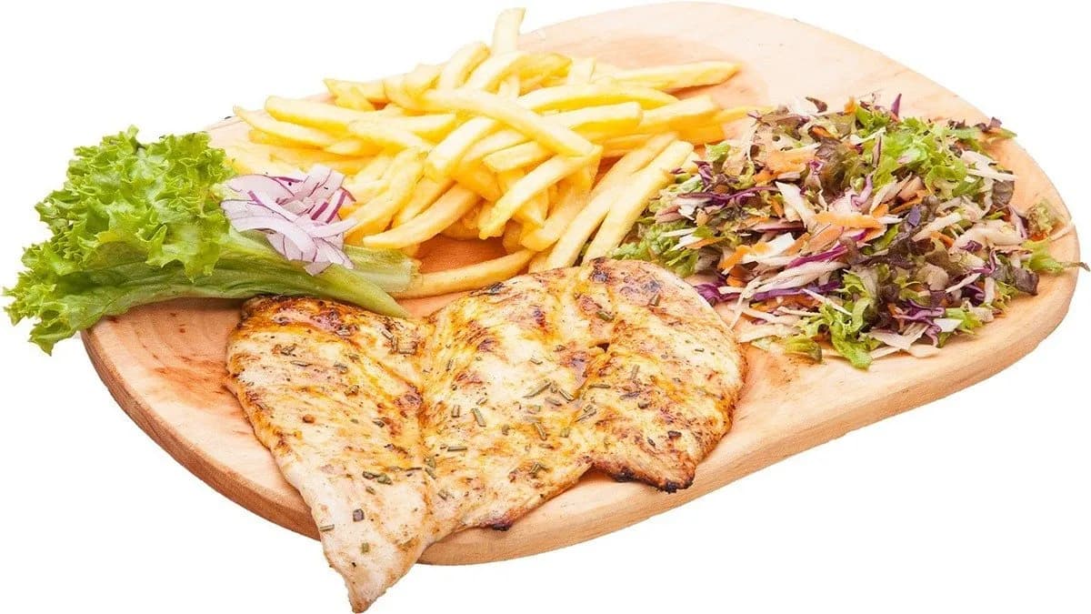 Grillezett csirkemell (250g) sült krumplival és salátával