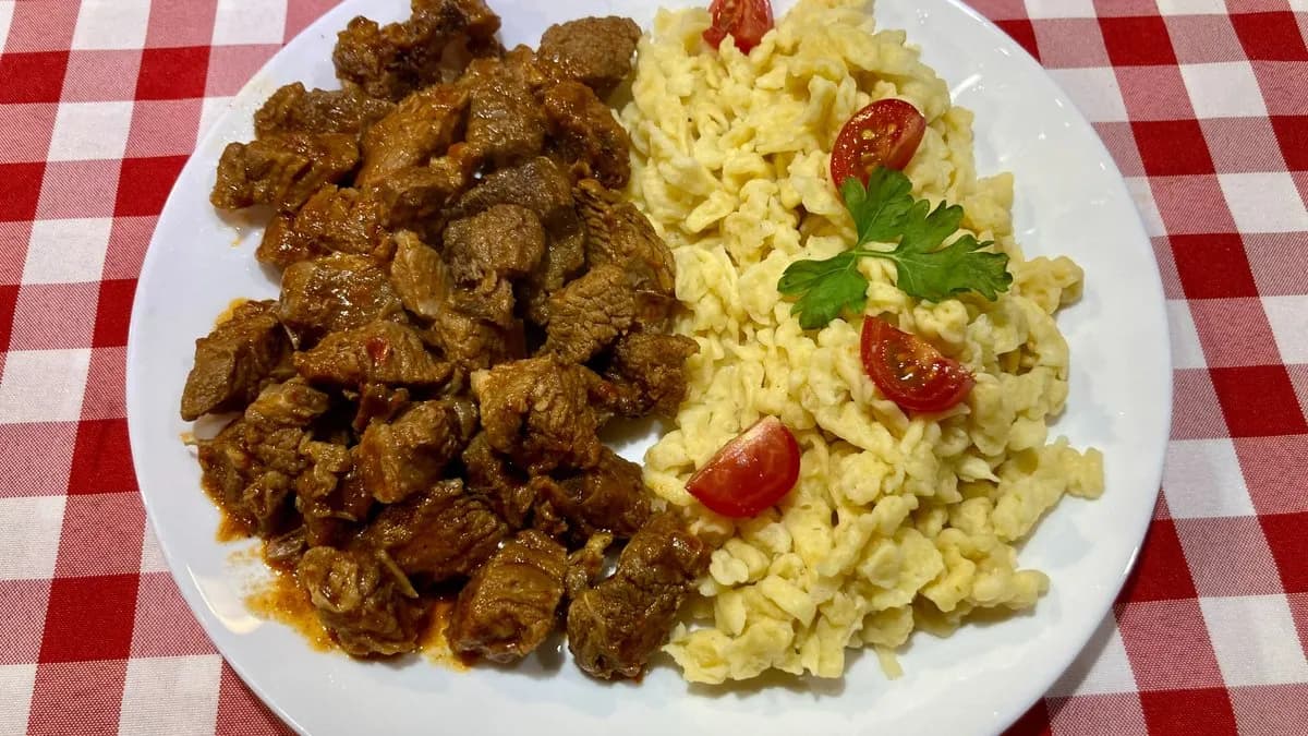 Marhapörkölt nokedlivel