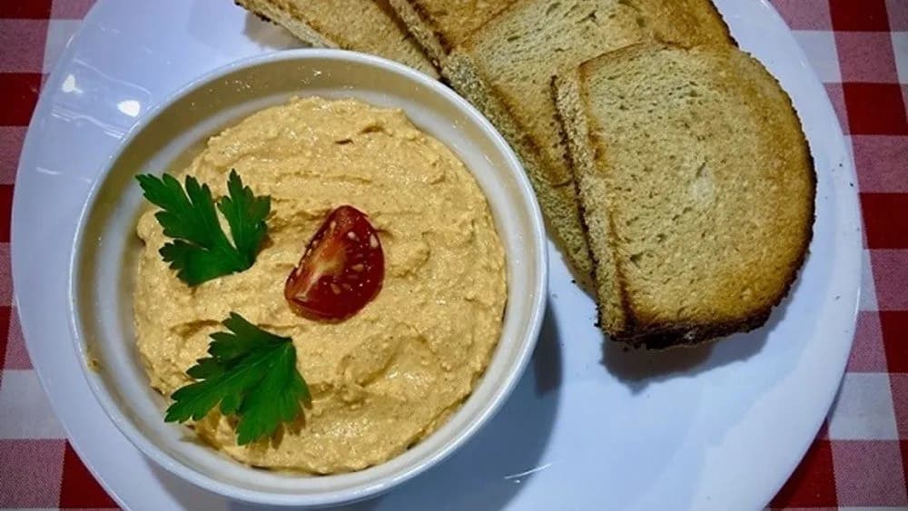 Körözött pirított kenyérrel