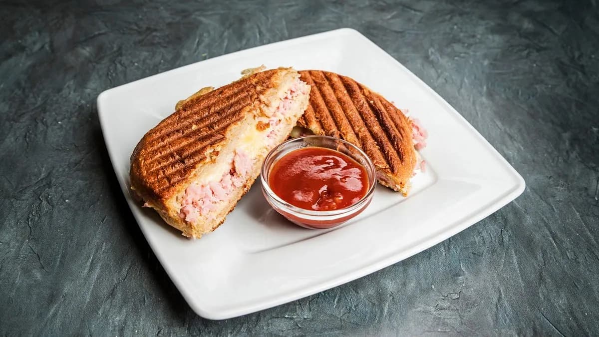 Sonkás-sajtos melegszendvics