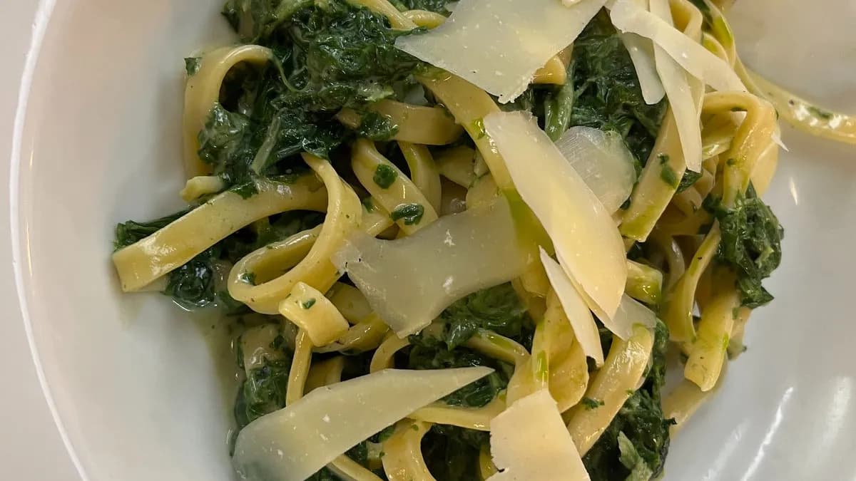 Szezonális házi tészta - Tejszínes parajos tészta, parmezán