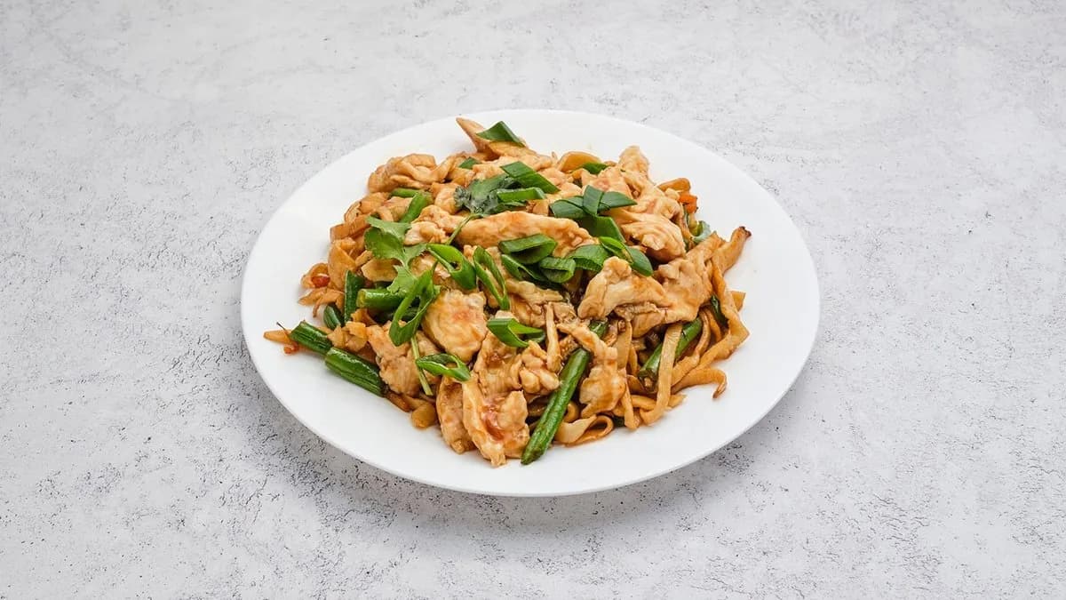 Pirított kézzel sodort tészta csirkehússal