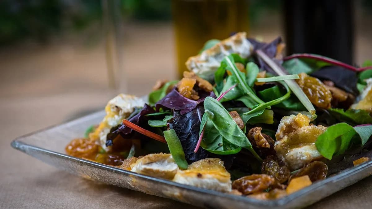 Ensalada de queso de oveja con vinagreta de mango