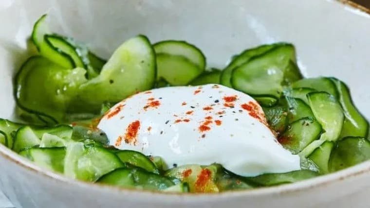 Tejfölös uborkasaláta