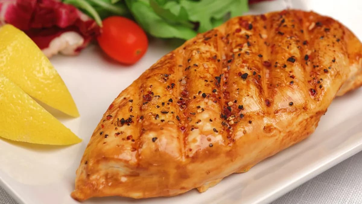 Vaslapon sült csirkemell választható körettel