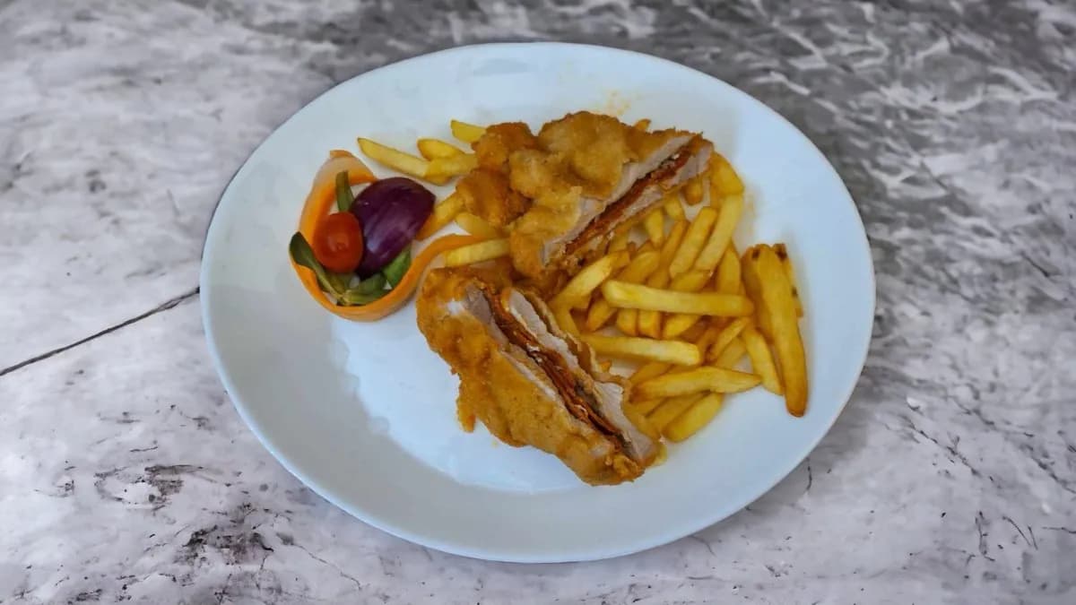 Csabai csípős kolbásszal töltött borda rántva, hasábburgonya