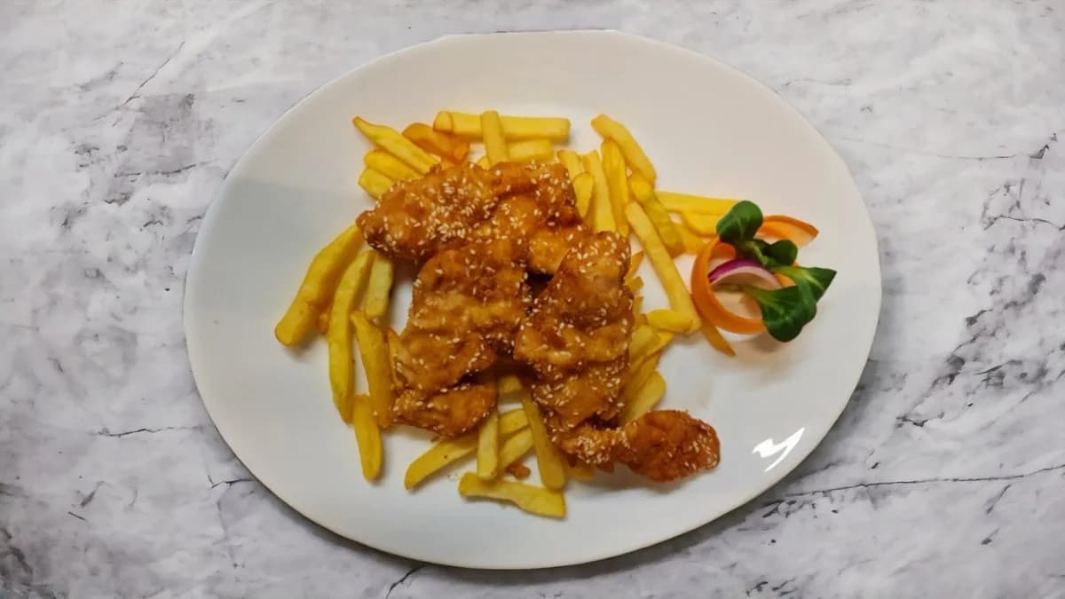 Szezámmagos jércemell rántva, hasábburgonya