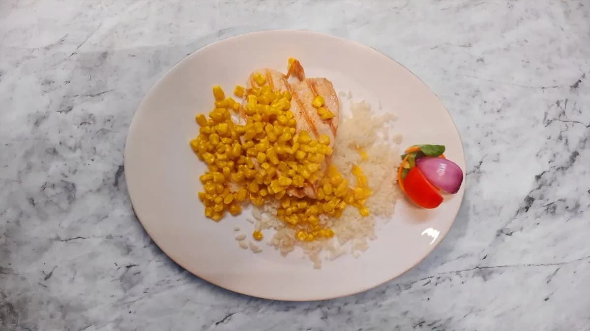 Roston csirkemell, vajas kukoricával, rizzsel