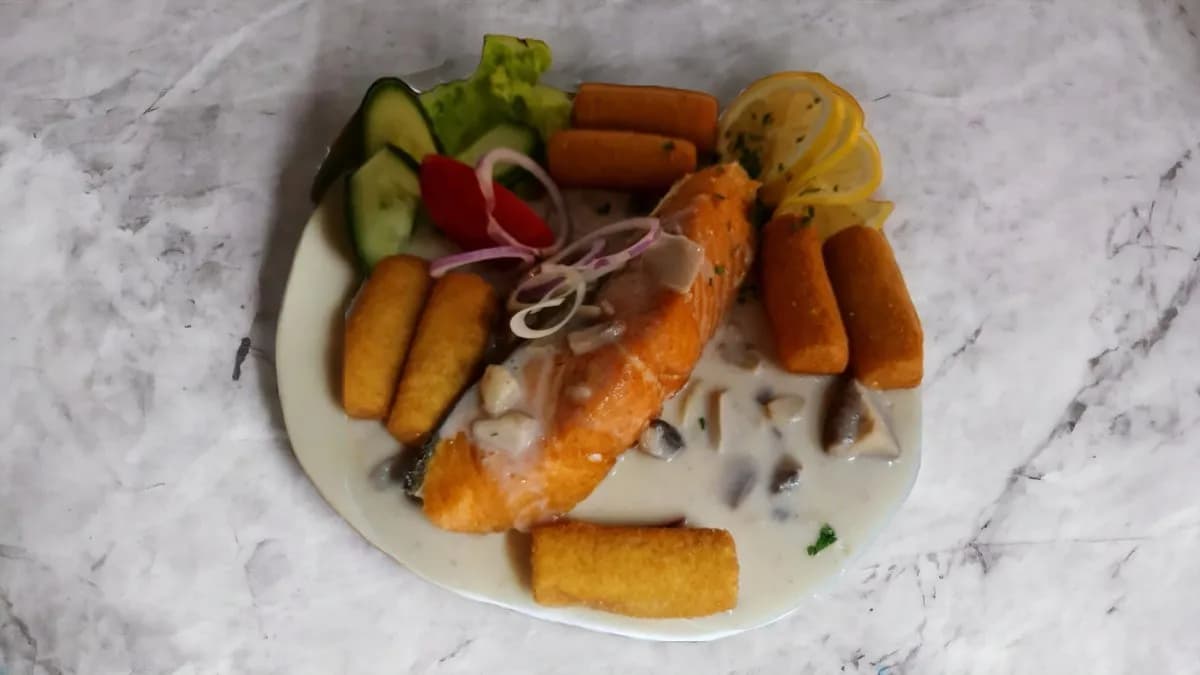 Lazacfilé roston, vargányagomba mártással, burgonyakrokett