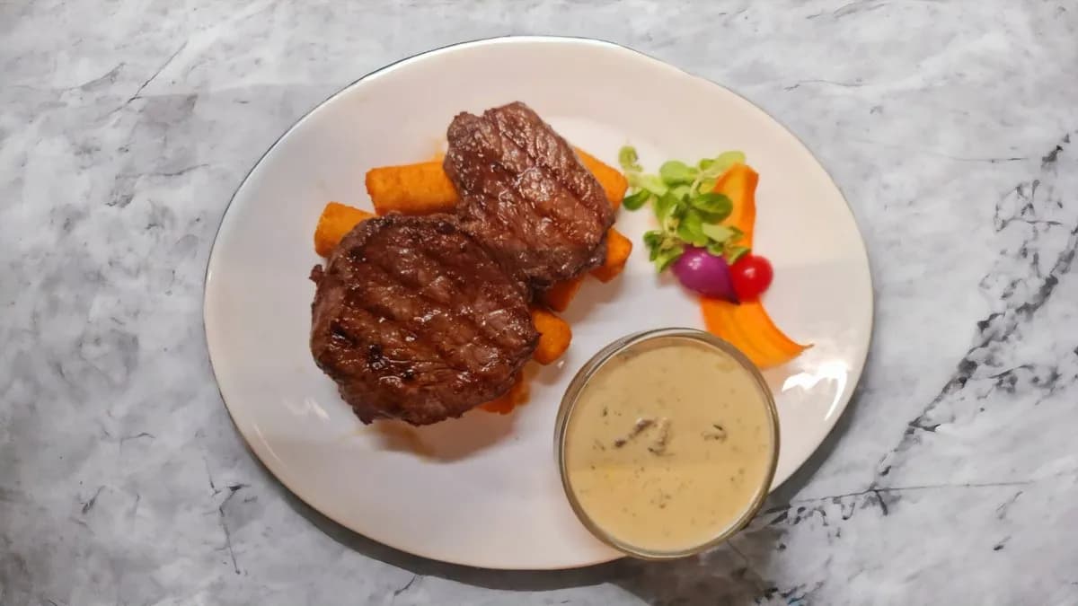 Hátszín steak roston, vargányagomba mártással, burgonyakrokett