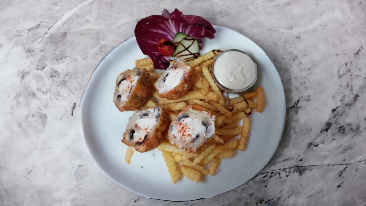 Juhtúróval töltött gombafejek, tartárral, hasábburgonya