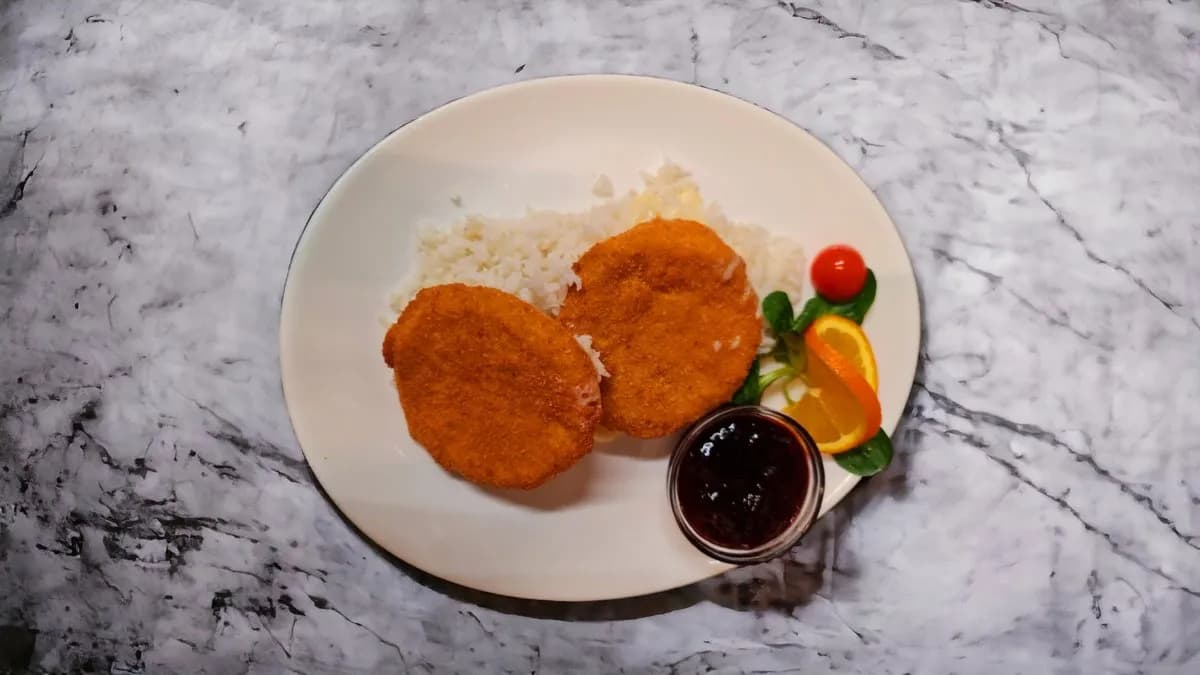 Rántott camambert sajt áfonyával, rizzsel