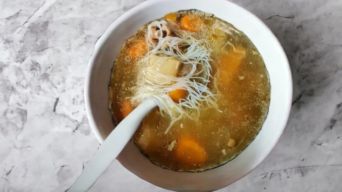 Húsleves gazdagon, vaslábasban