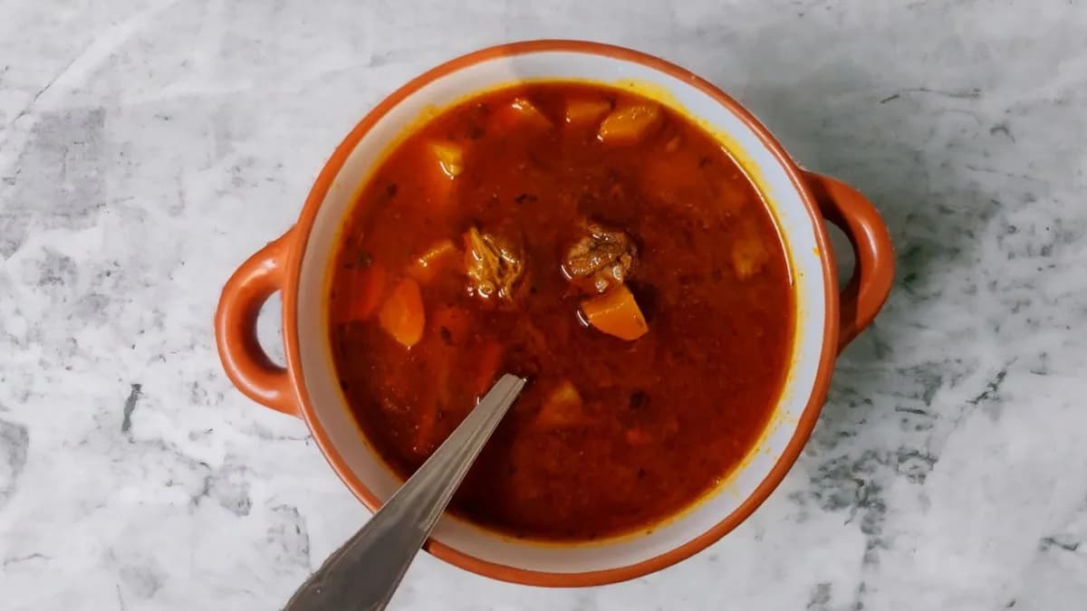 Alföldi gulyásleves gulyás tálban