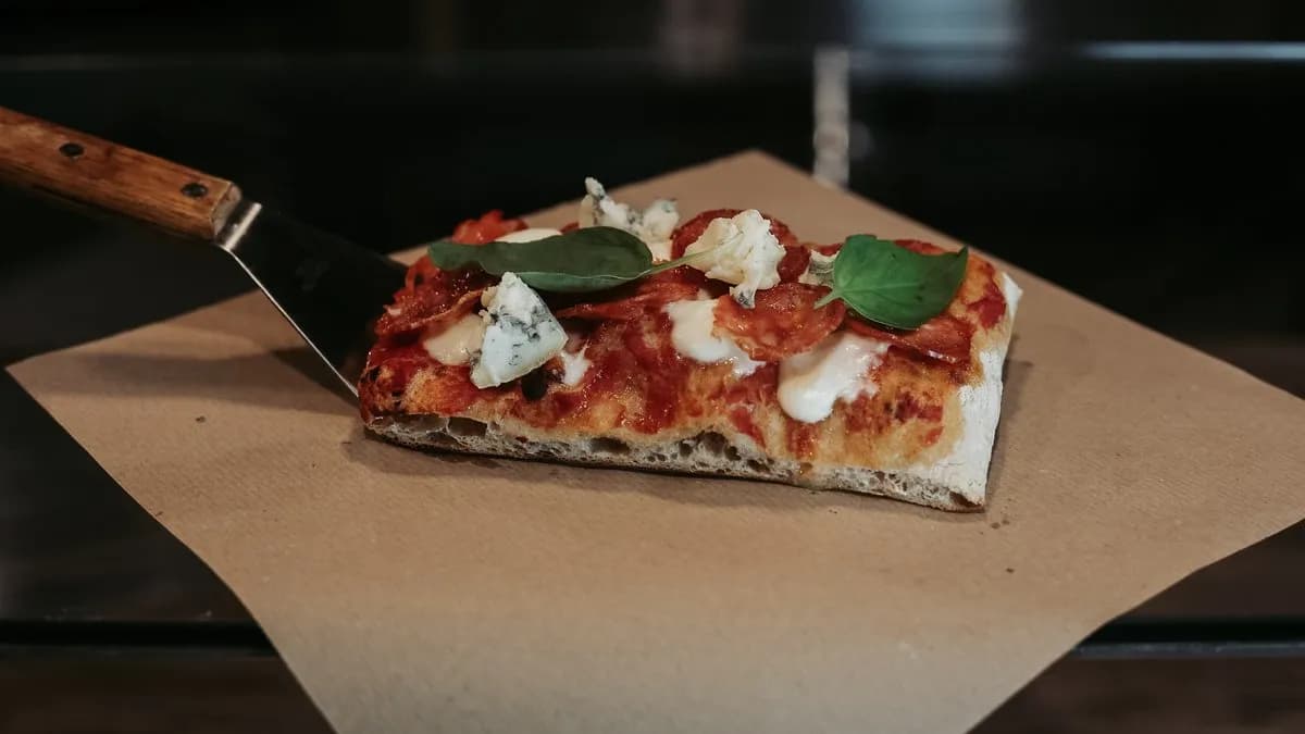 Salsiccia Picante pizzaszelet