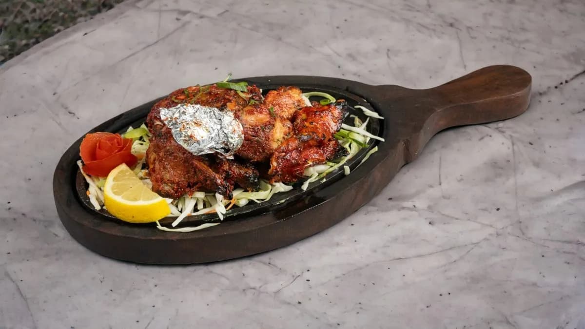 25. Punjabi Tandoori Chicken fél(Tandoorban grillezett fűszeres fél csirke)