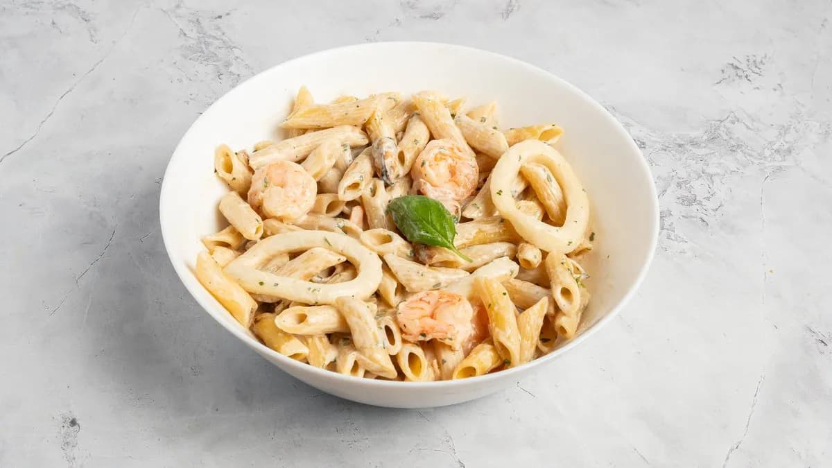Seafood pasta white sauce