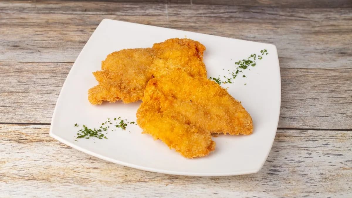 Pankómorzsába forgatott rántott csirkemellfilé