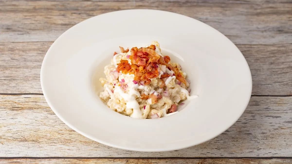 Túrós csuzsa szalonnapörccel, lilahagymával