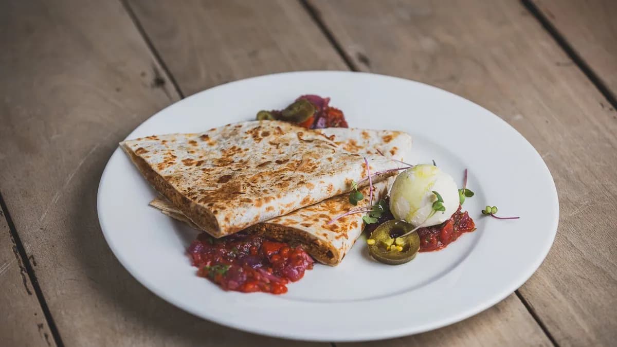 Mexikói tépett tarjás quesadilla salsával, jalapenoval, cheddar sajttal