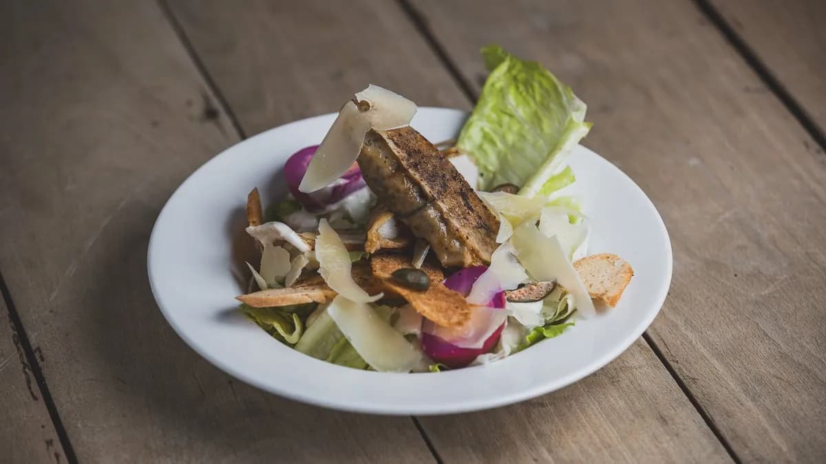 Csiga cézár parmezános csirkemellel, érlelt tojással és gluténmentes krutonnal