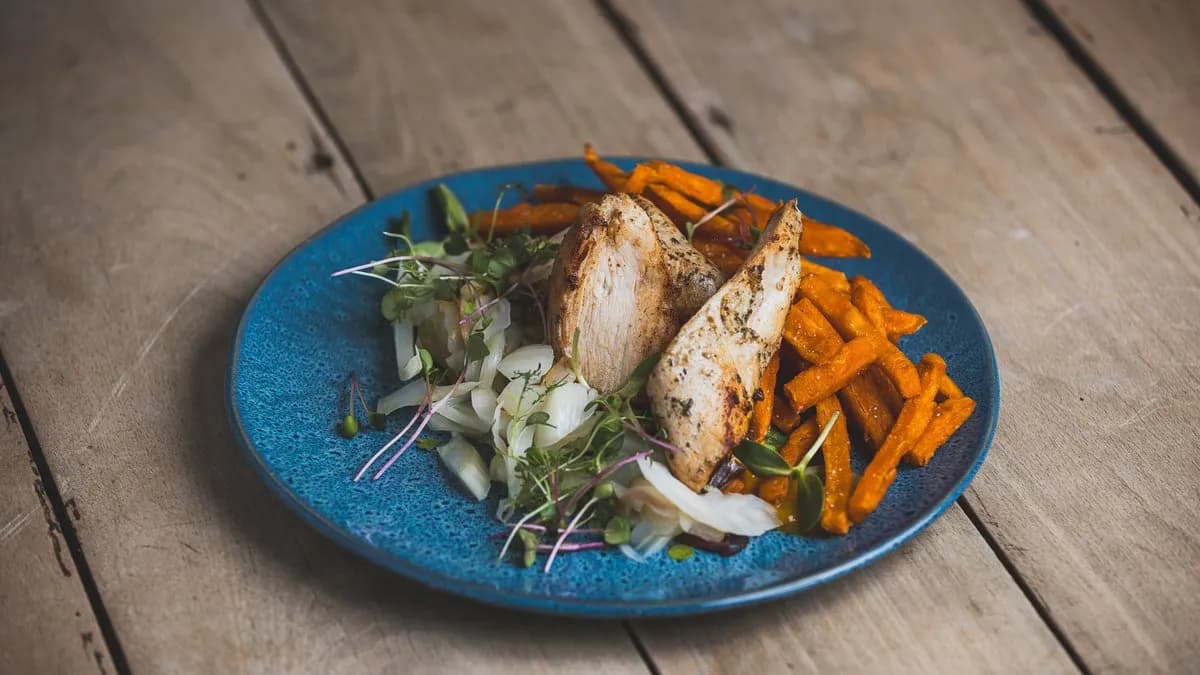 Szuvidált csirkemell sült édesburgonyával és marinált körtés édesköménnyel