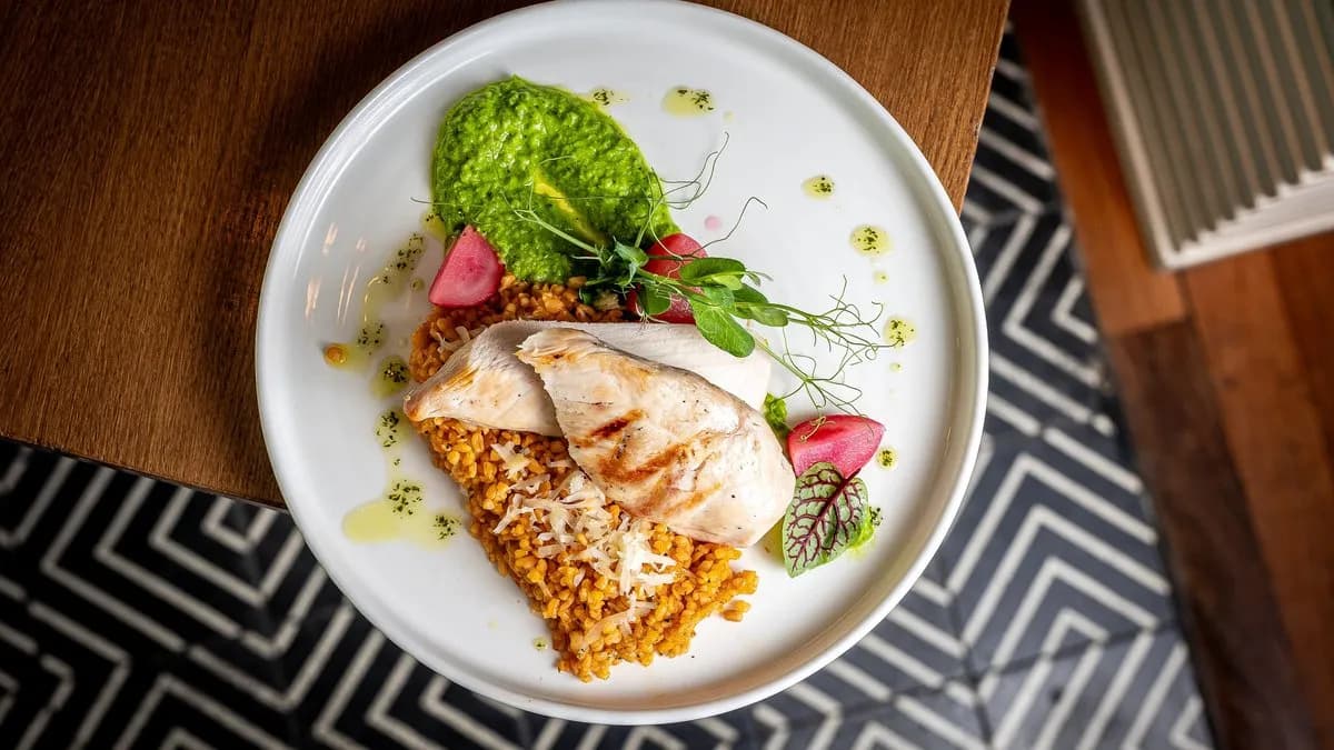 Csirkemell steak provolone sajtos, zöldfűszeres bulgurral, marinált retekkel