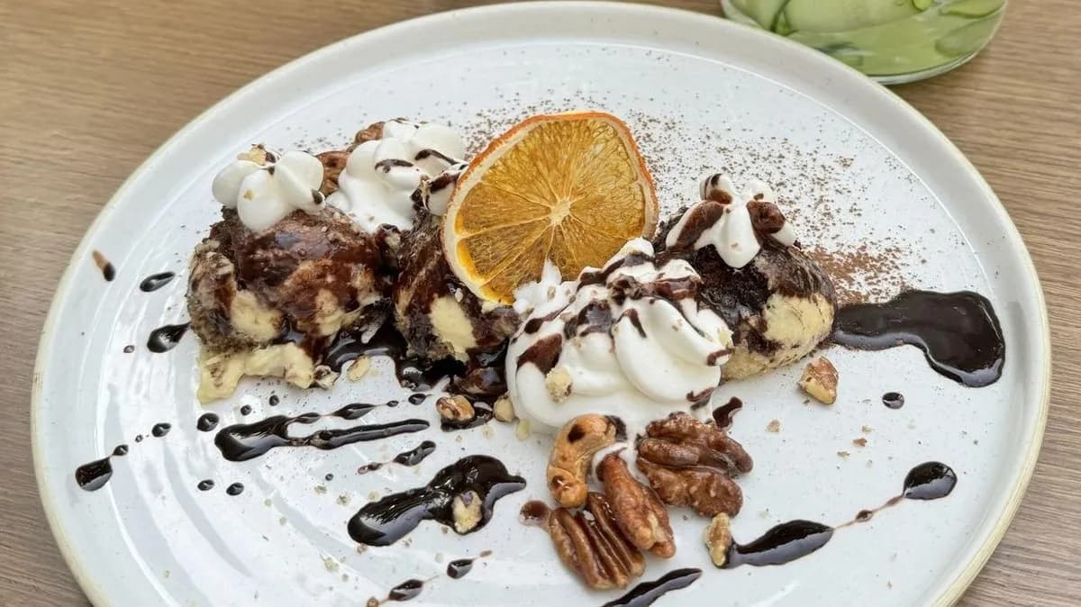 Somlói galuska karamellizált diókkal