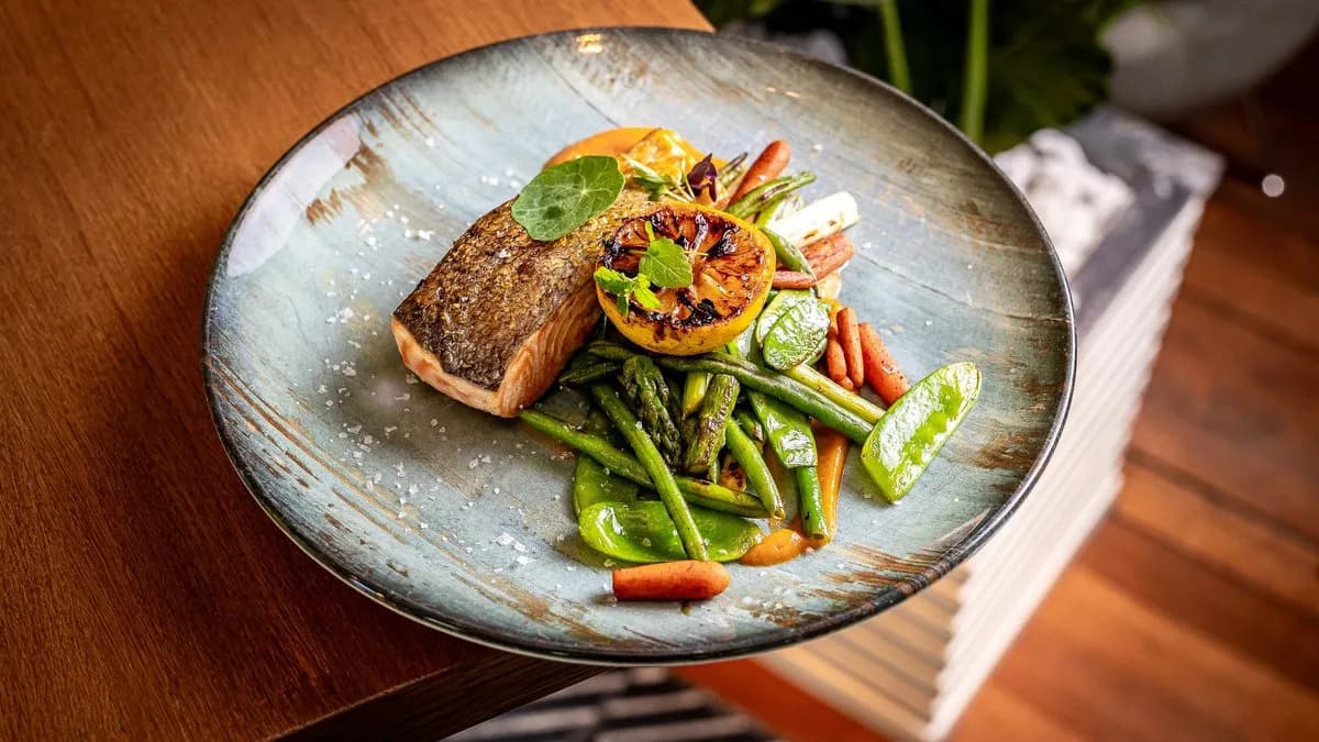 Lazac steak fűszeres édesburgonya krémmel , vajban pirított tavaszi zöldségekkel