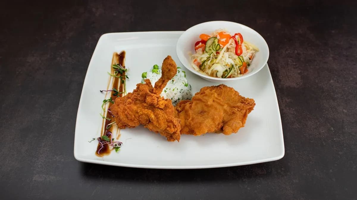 Tanyasi rántott csirkecomb rizibizivel és házi csalamádéval