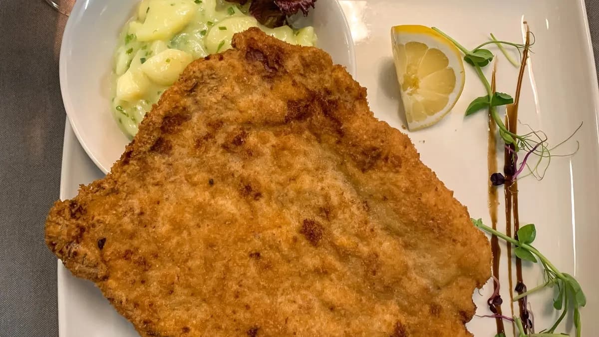 Óriás bécsi szűzpecsenyéből Bajor burgonyasalátával