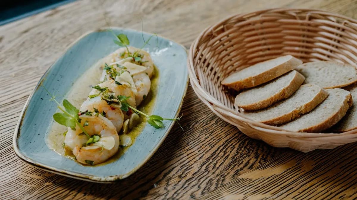 Gambas pil pil házi kovászos baguettel