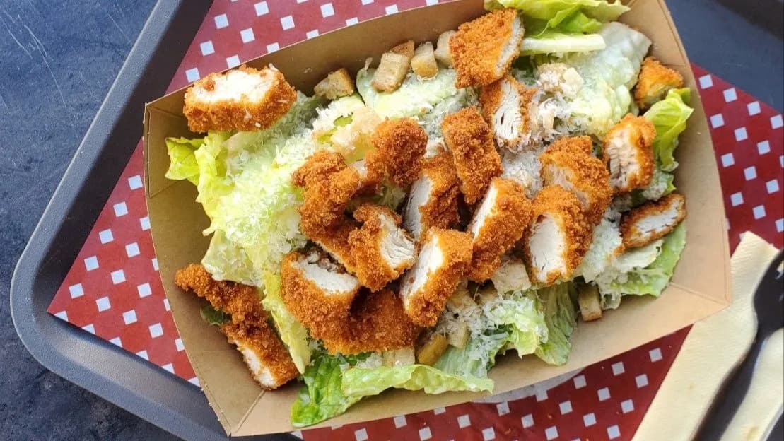 Cézár saláta rántott csirkemellel