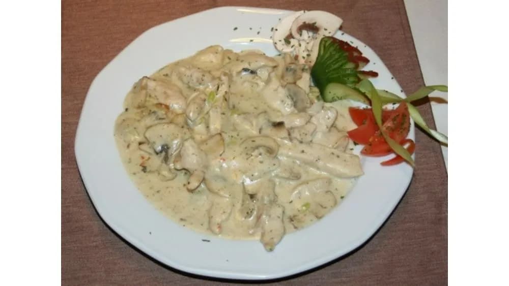 Csirkecsíkok gombás, póréhagymás, parmezános mártásban