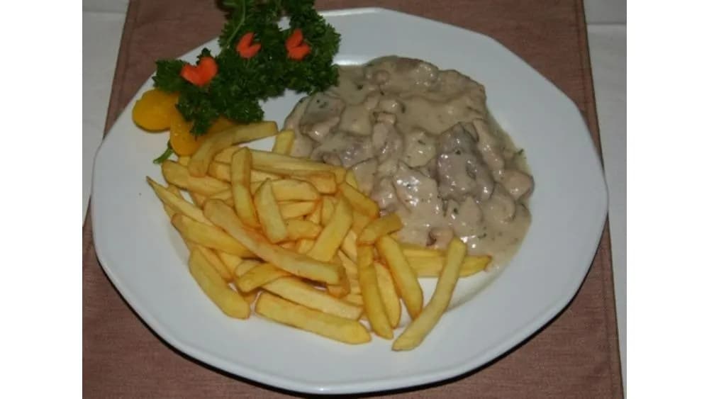 Tejfölös sertéstokány hasábburgonyával